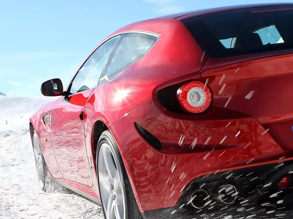 Автомобиль Ferrari FF Хэтчбек (3 двери)