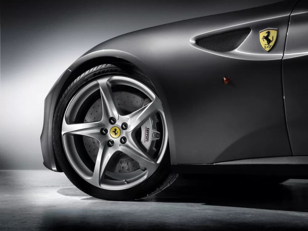 Автомобиль Ferrari FF Хэтчбек (3 двери)