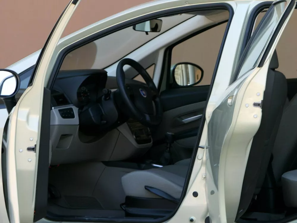 Автомобиль Fiat Punto III Grande Punto Хэтчбек (5 дверей)