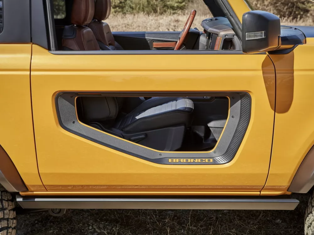 Автомобиль Ford Bronco VI Внедорожник (3 двери)