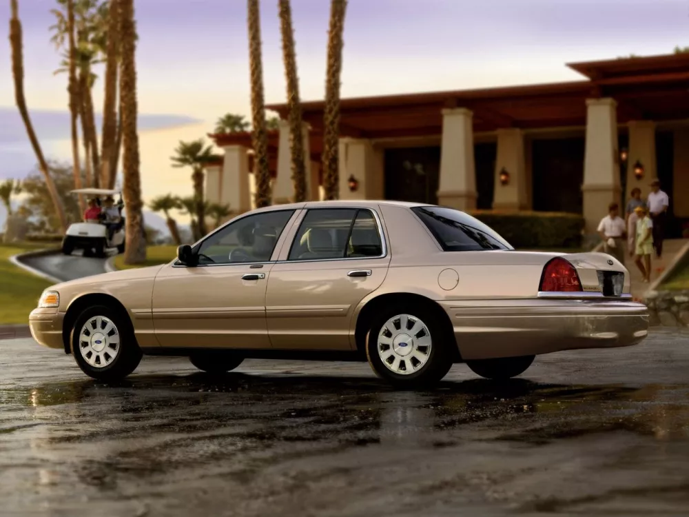 Автомобиль Ford Crown Victoria II Седан
