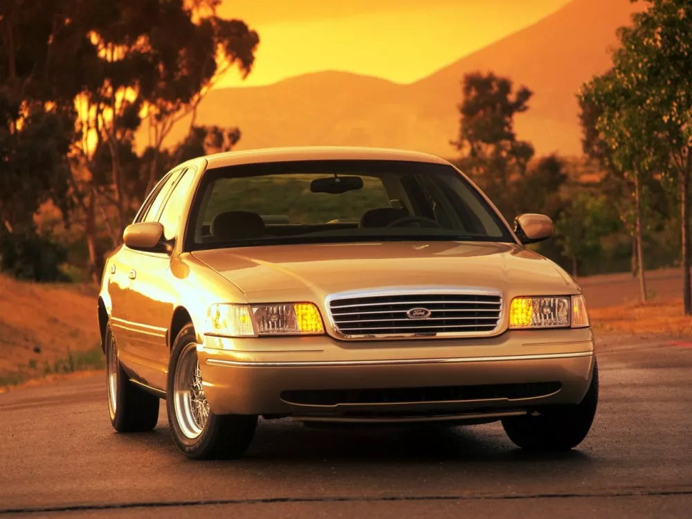 Автомобиль Ford Crown Victoria II Седан