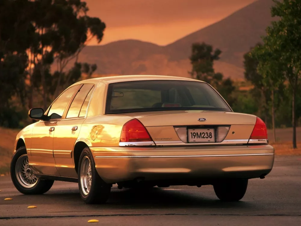 Автомобиль Ford Crown Victoria II Седан