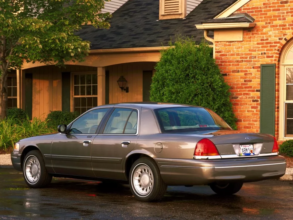 Автомобиль Ford Crown Victoria II Седан