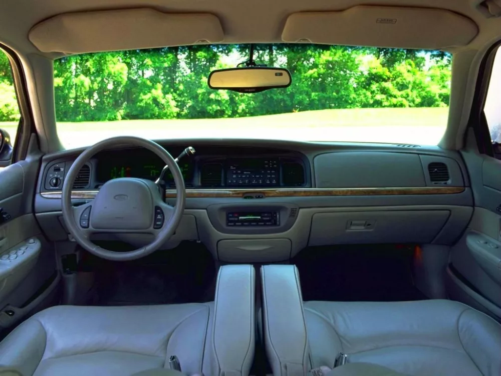 Автомобиль Ford Crown Victoria II Седан