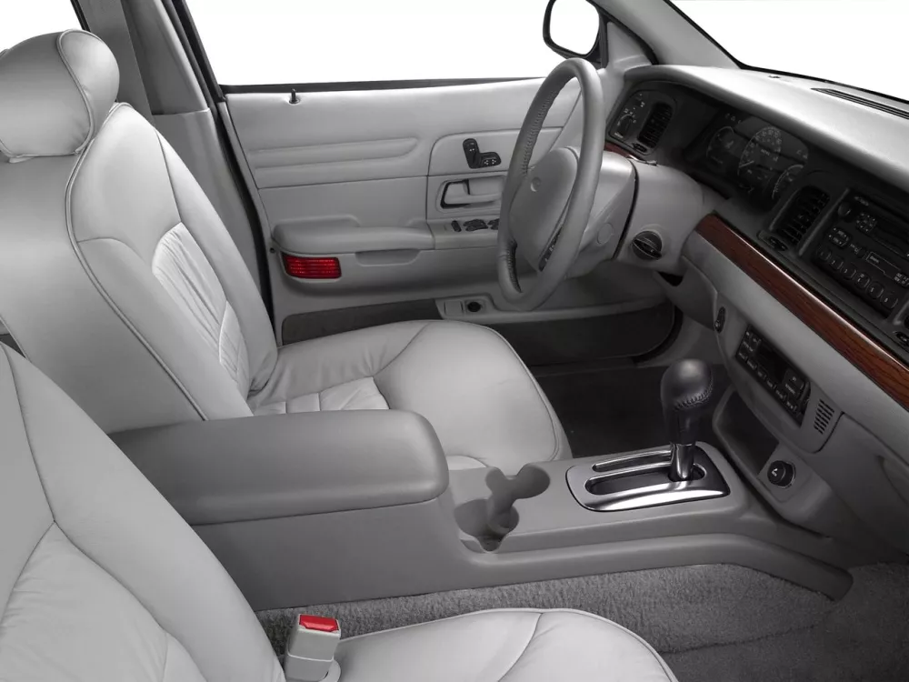 Автомобиль Ford Crown Victoria II Седан
