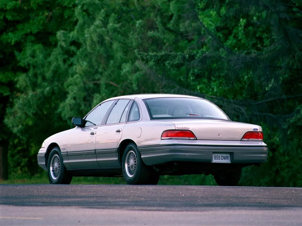 Автомобиль Ford Crown Victoria I Седан