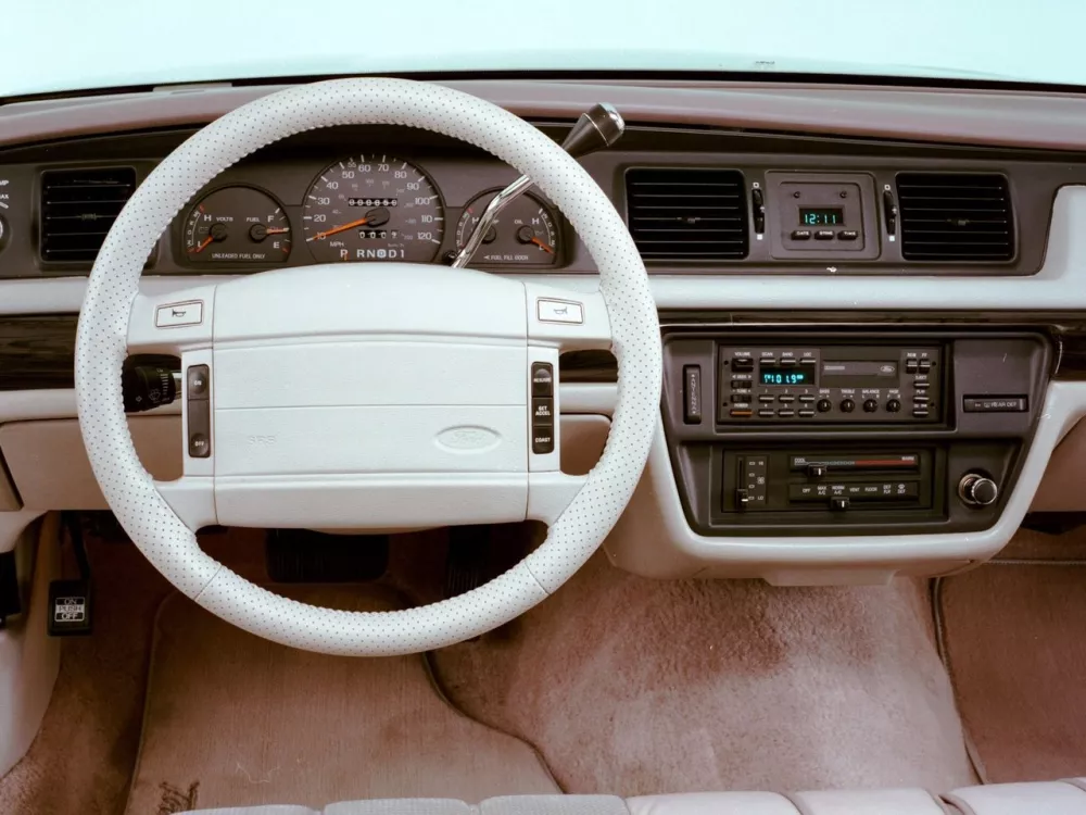 Автомобиль Ford Crown Victoria I Седан