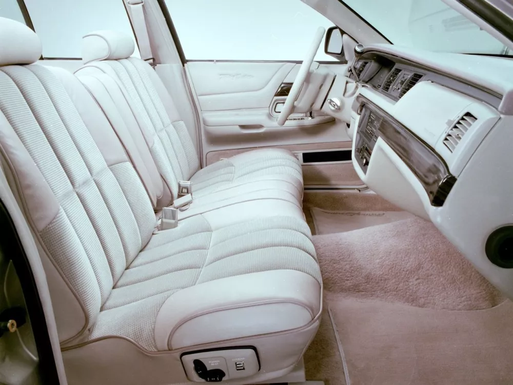 Автомобиль Ford Crown Victoria I Седан