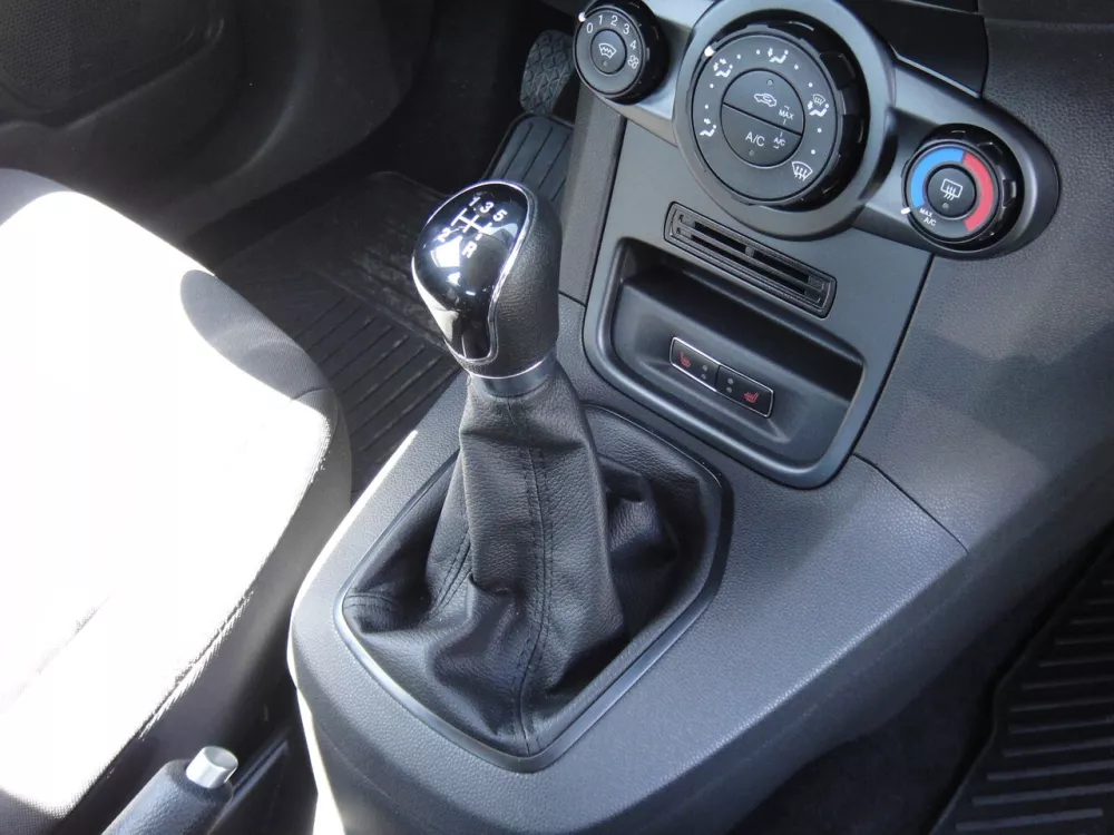 Автомобиль Ford Fiesta Mk6 Рестайлинг Хэтчбек (3 двери)