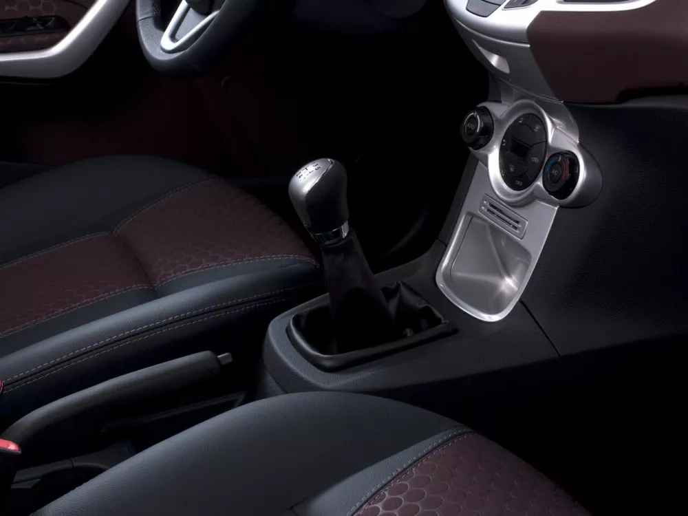 Автомобиль Ford Fiesta Mk6 Хэтчбек (3 двери)