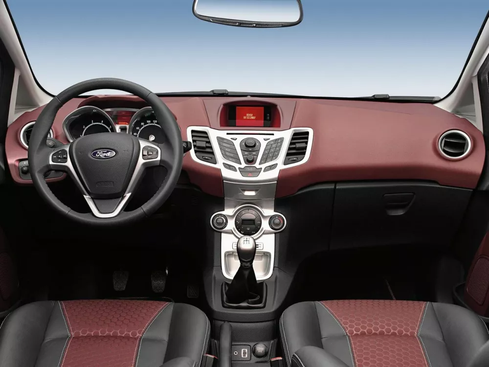 Автомобиль Ford Fiesta Mk6 Хэтчбек (3 двери)