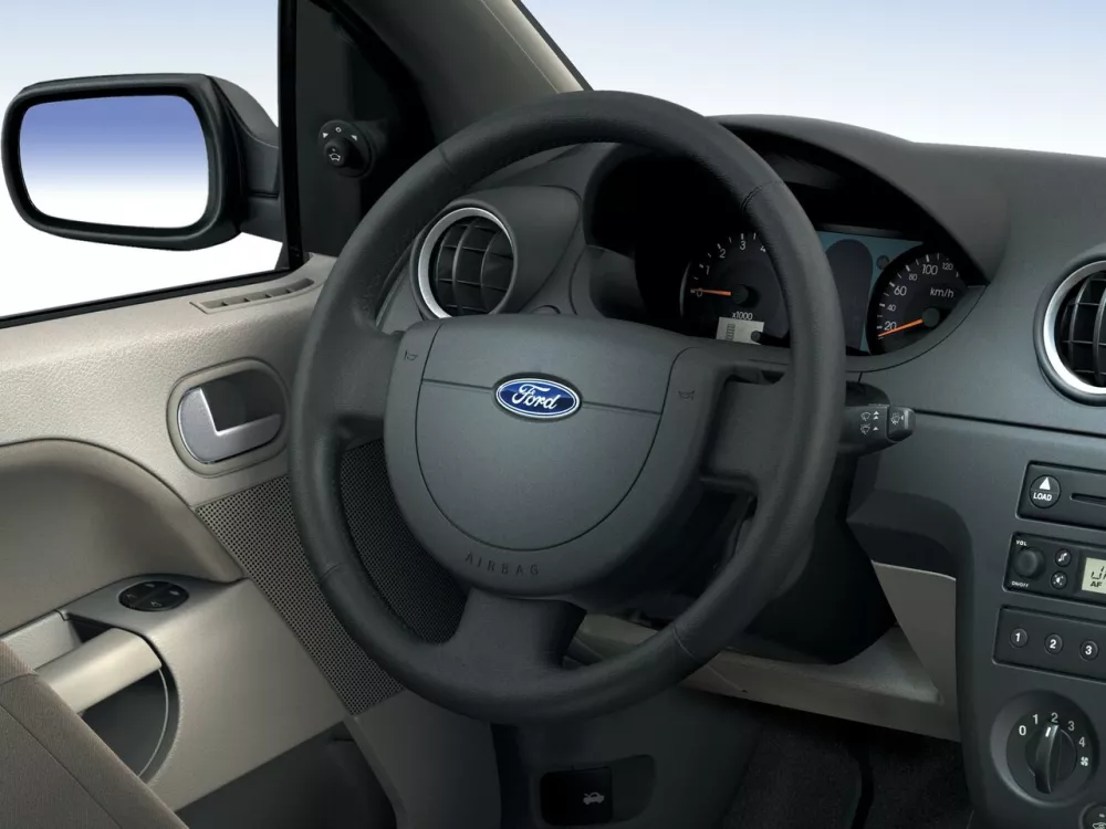 Автомобиль Ford Fiesta Mk5 Хэтчбек (5 дверей)
