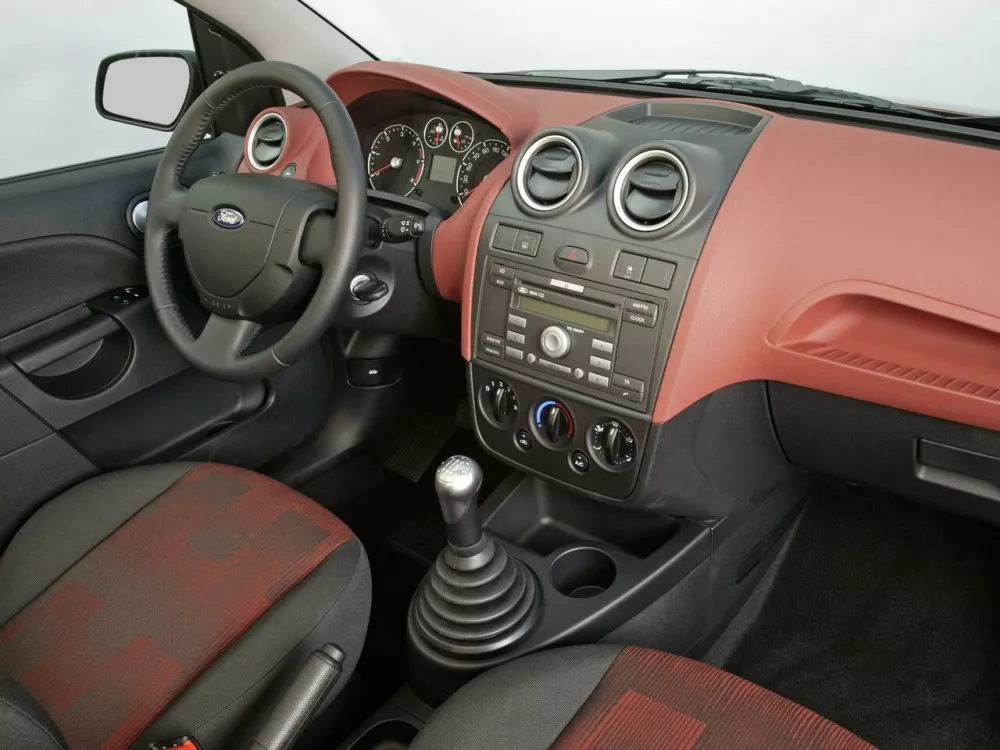 Автомобиль Ford Fiesta Mk5 Хэтчбек (3 двери)