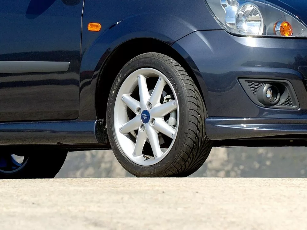 Автомобиль Ford Fiesta Mk5 Хэтчбек (3 двери)