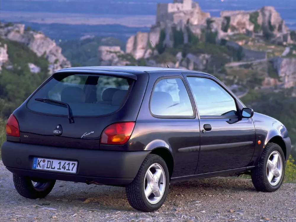 Автомобиль Ford Fiesta Mk4 Хэтчбек (3 двери)