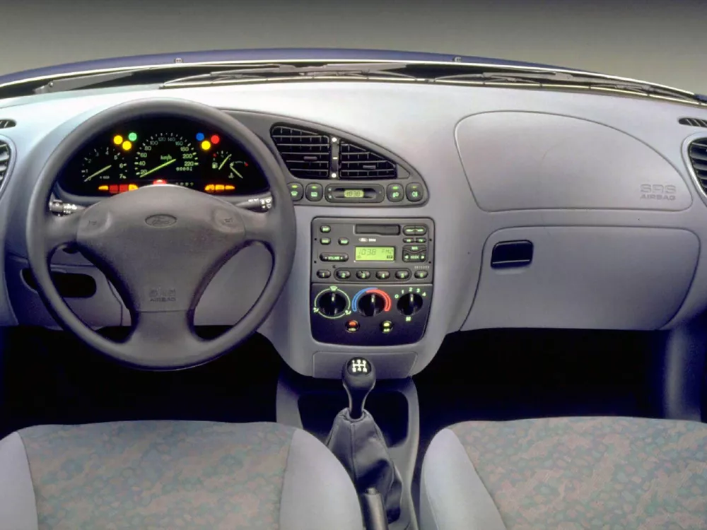 Автомобиль Ford Fiesta Mk4 Хэтчбек (3 двери)