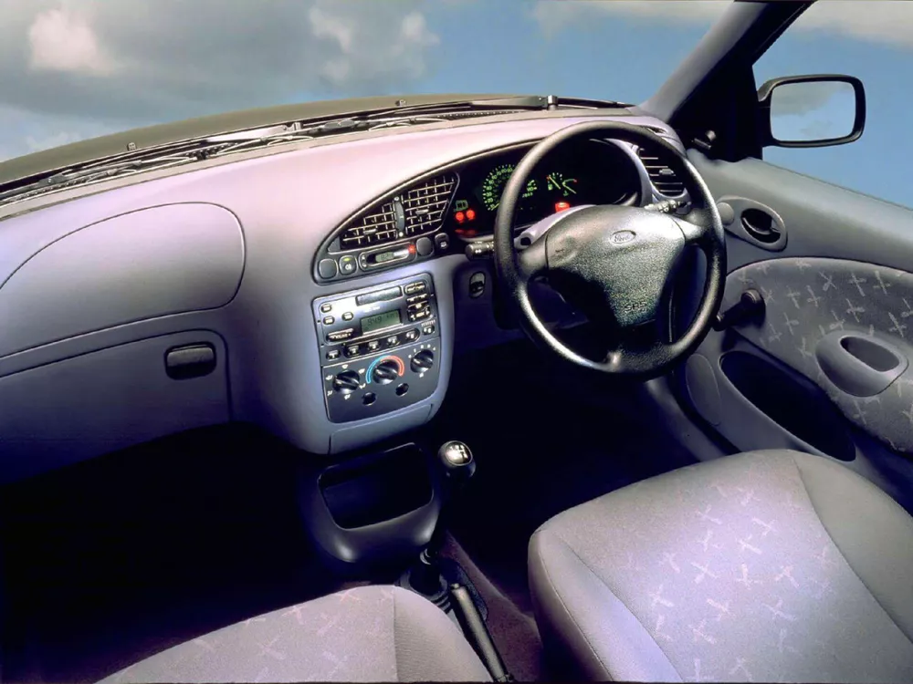 Автомобиль Ford Fiesta Mk4 Хэтчбек (3 двери)