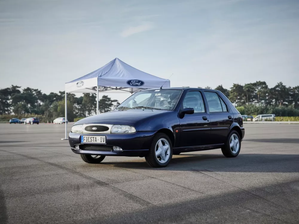 Автомобиль Ford Fiesta Mk4 Хэтчбек (5 дверей)