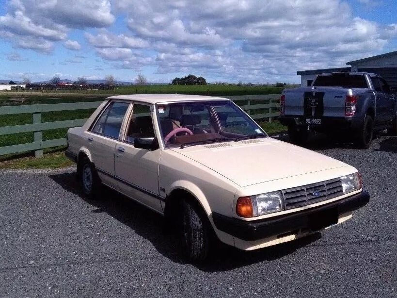 Автомобиль Ford Laser I Седан