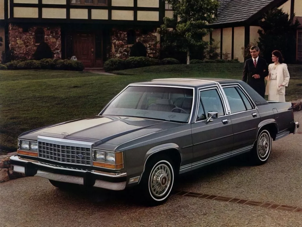 Автомобиль Ford LTD Crown Victoria Седан