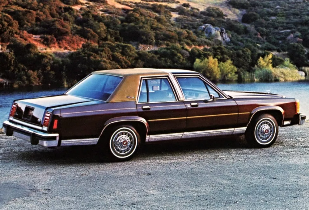 Автомобиль Ford LTD Crown Victoria Седан