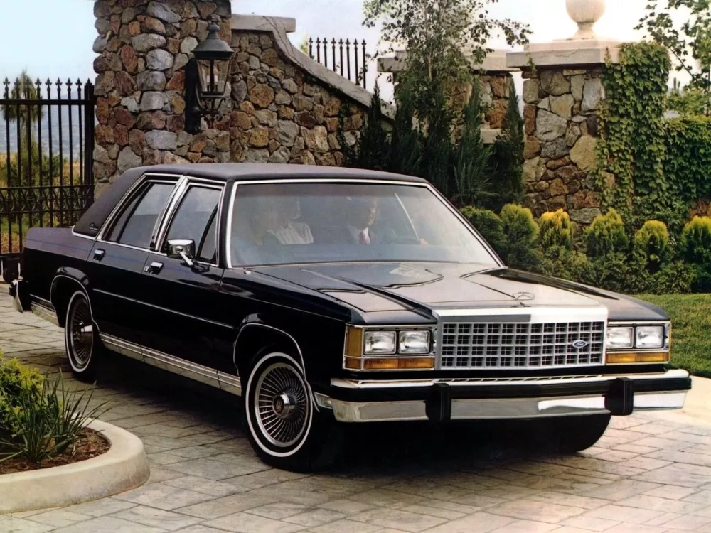 Автомобиль Ford LTD Crown Victoria Седан