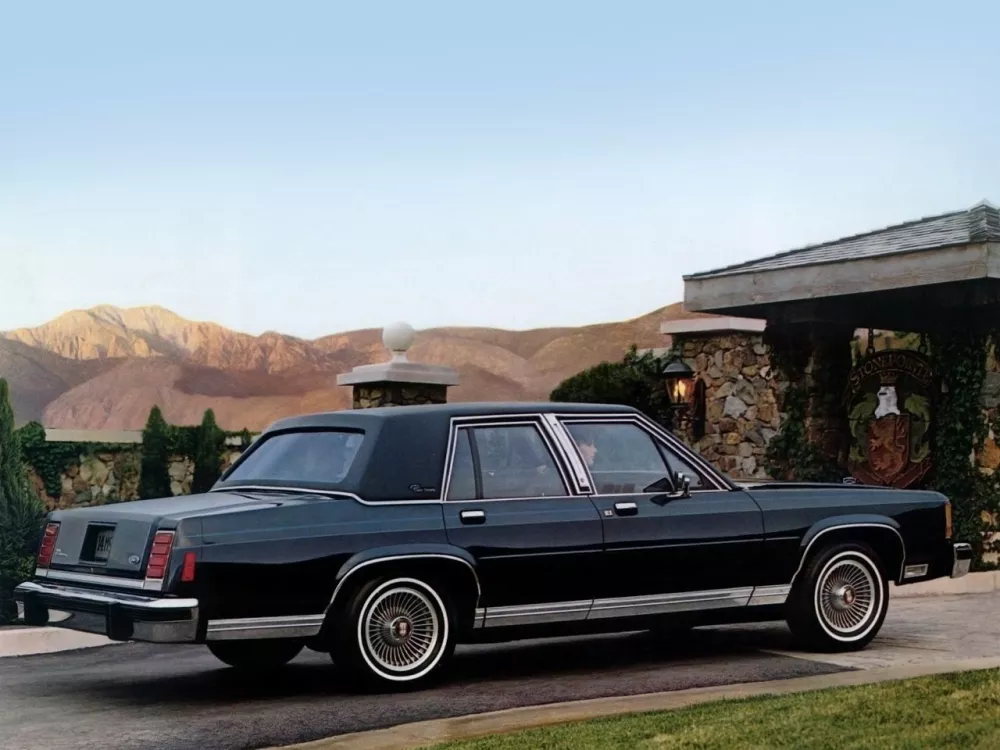 Автомобиль Ford LTD Crown Victoria Седан