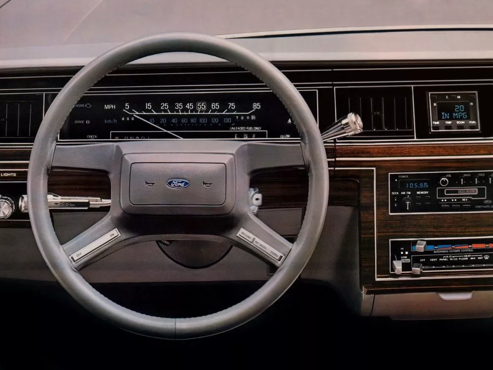 Автомобиль Ford LTD Crown Victoria Седан