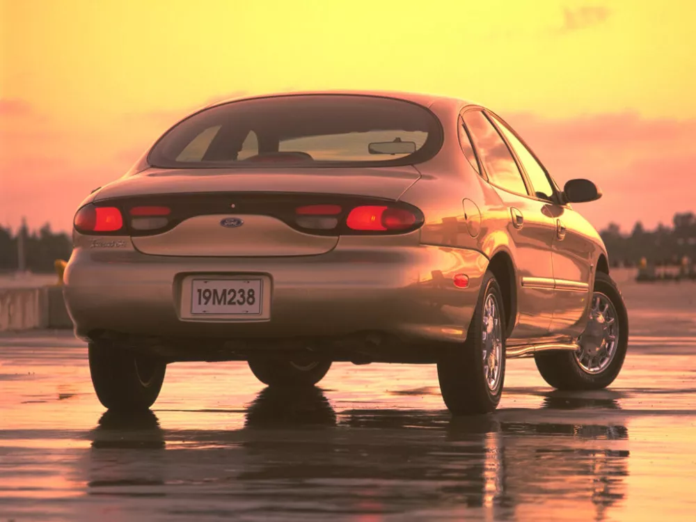 Автомобиль Ford Taurus III Седан
