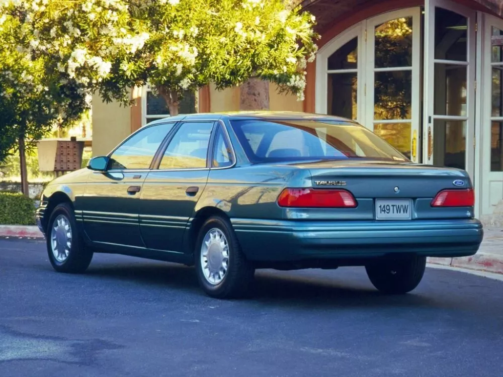Автомобиль Ford Taurus II Седан