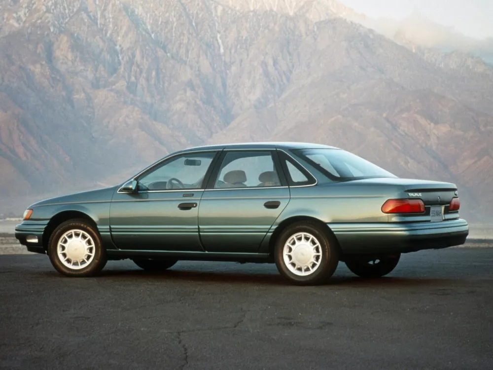 Автомобиль Ford Taurus II Седан