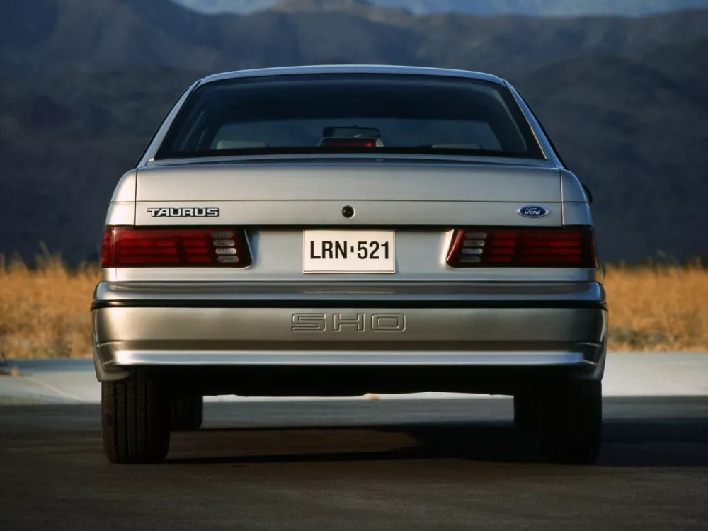 Автомобиль Ford Taurus I Седан