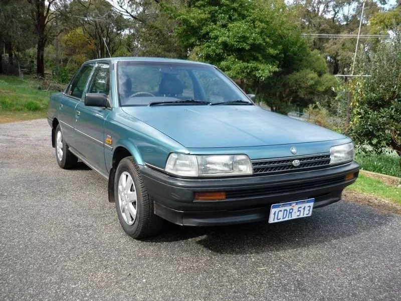 Автомобиль Holden Apollo Седан