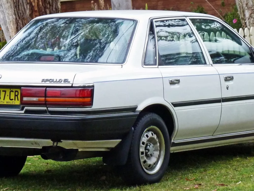 Автомобиль Holden Apollo Седан