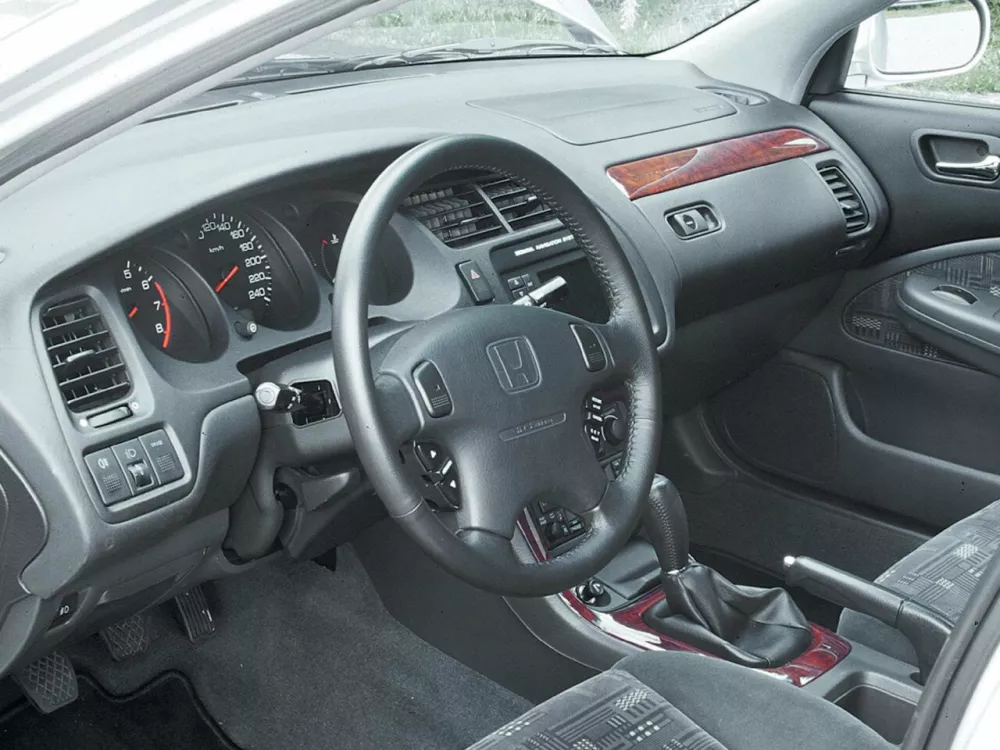 Автомобиль Honda Accord VI Седан