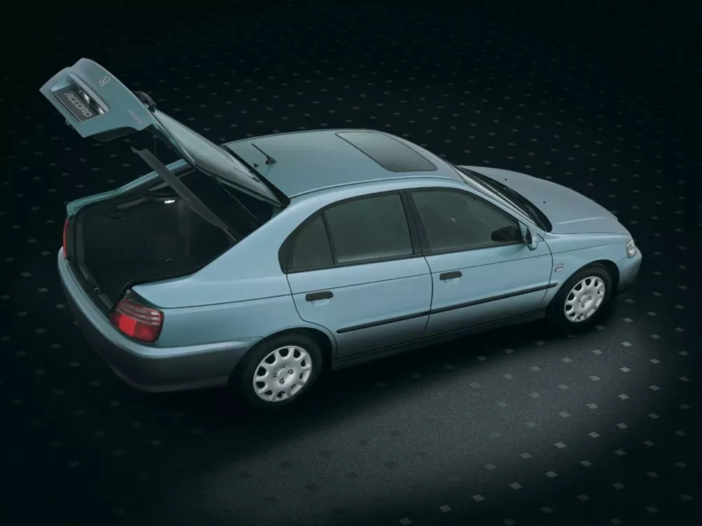 Автомобиль Honda Accord VI Хэтчбек (5 дверей)