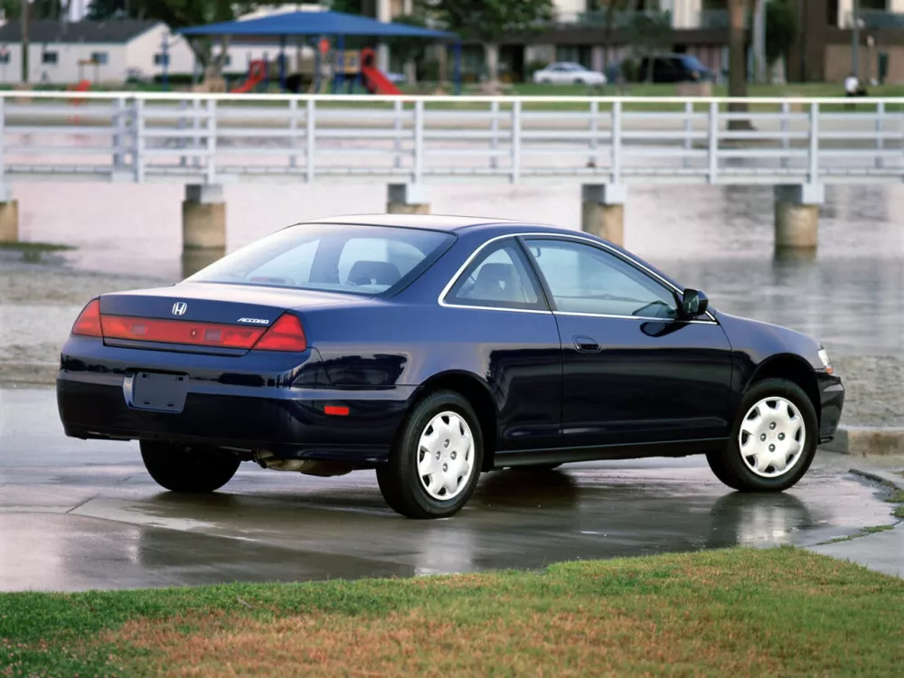 Автомобиль Honda Accord VI Купе