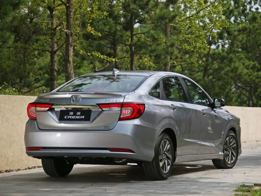 Автомобиль Honda Crider II Седан