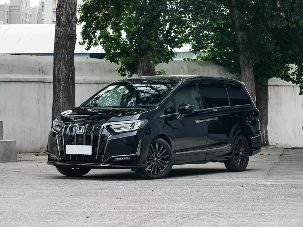 Автомобиль Honda Elysion II Рестайлинг 3 Минивэн