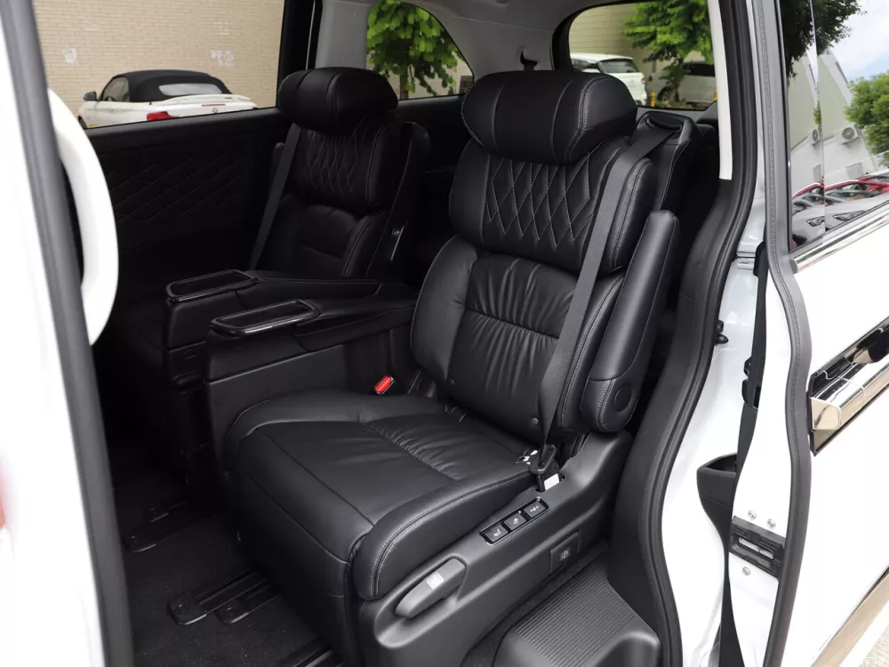 Автомобиль Honda Elysion II Рестайлинг Минивэн