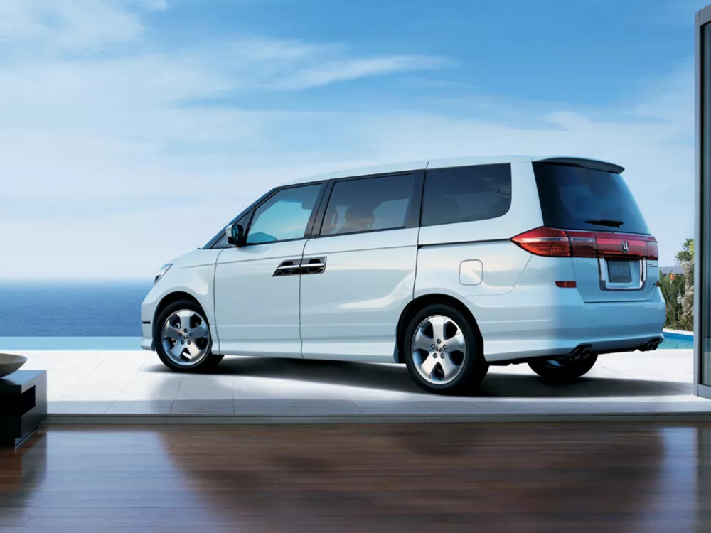 Автомобиль Honda Elysion I Рестайлинг Минивэн