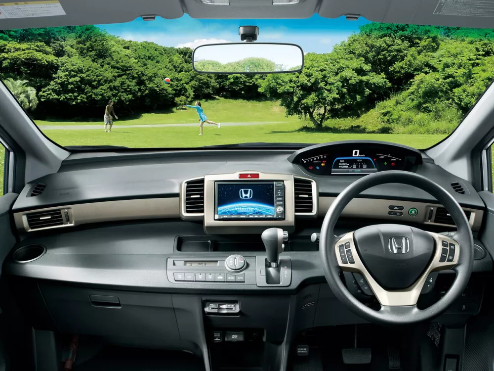 Автомобиль Honda Freed I Рестайлинг Компактвэн Spike