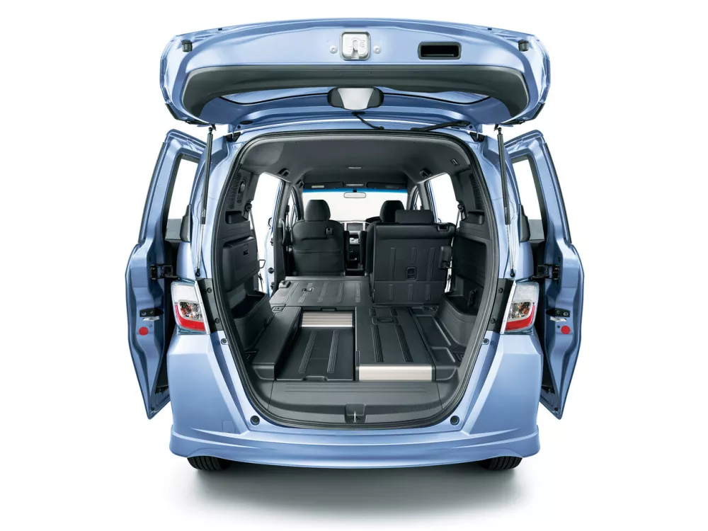 Автомобиль Honda Freed I Рестайлинг Компактвэн Spike