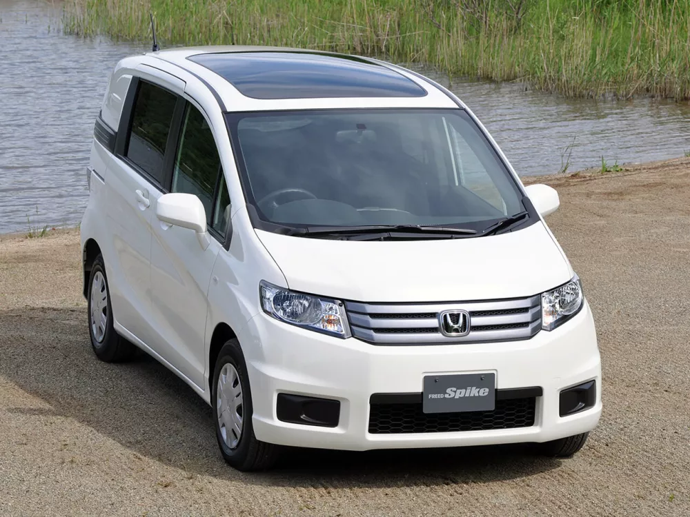 Автомобиль Honda Freed I Компактвэн Spike