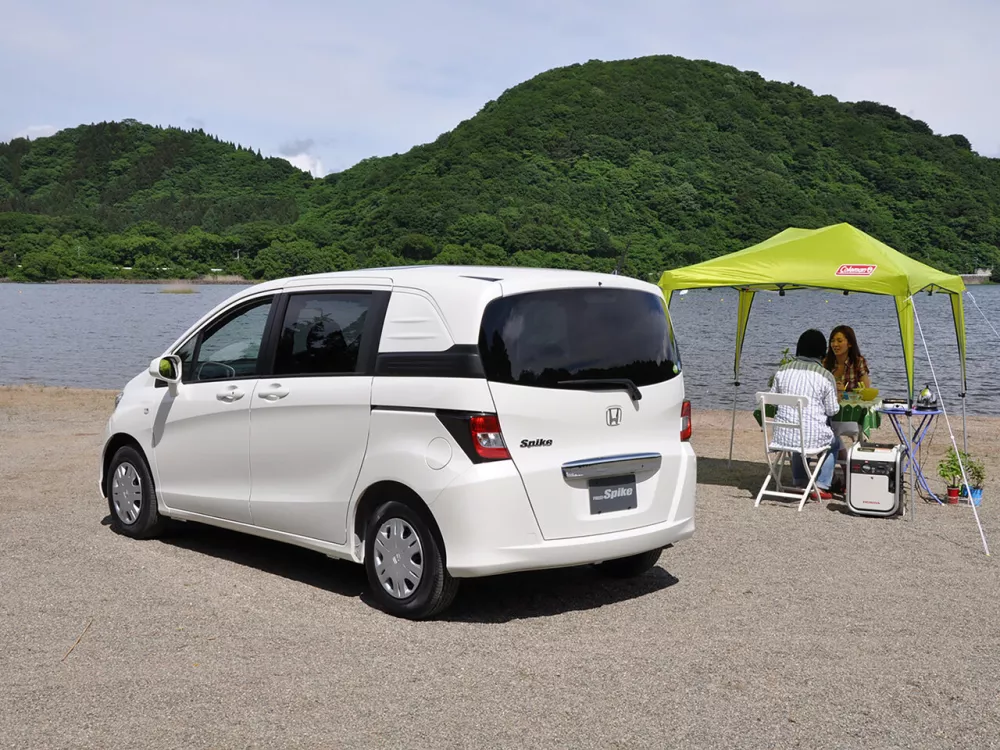 Автомобиль Honda Freed I Компактвэн Spike