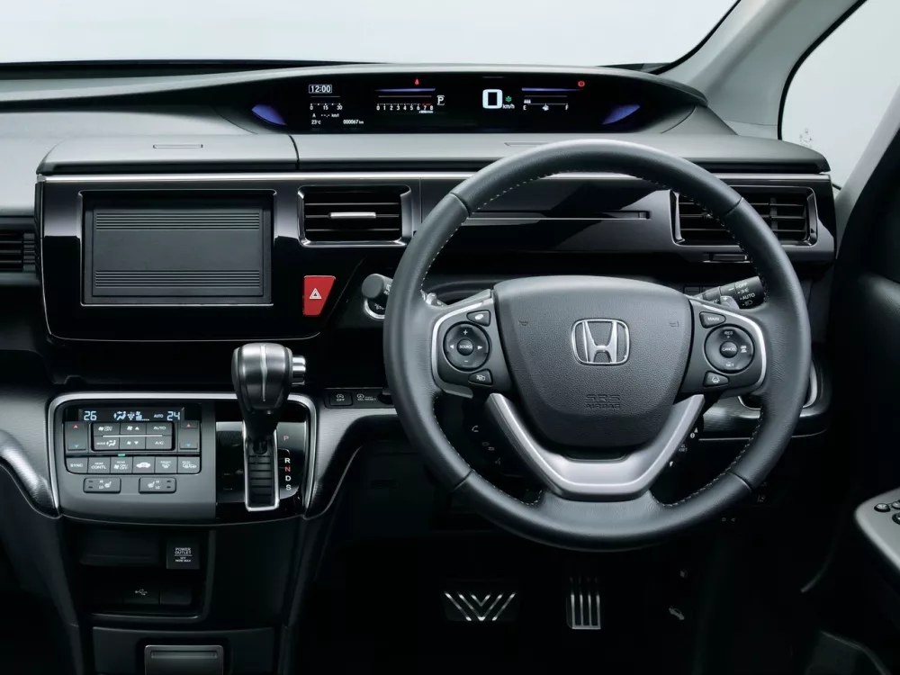 Автомобиль Honda Stepwgn V Рестайлинг Минивэн Spada