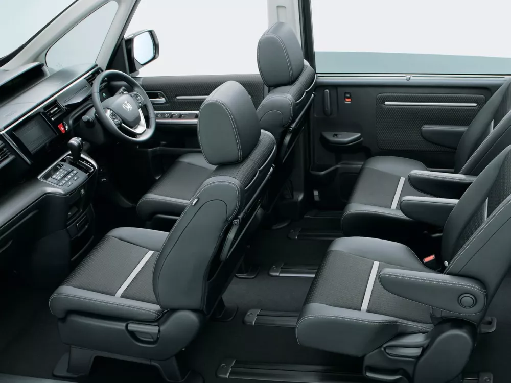 Автомобиль Honda Stepwgn V Рестайлинг Минивэн Spada
