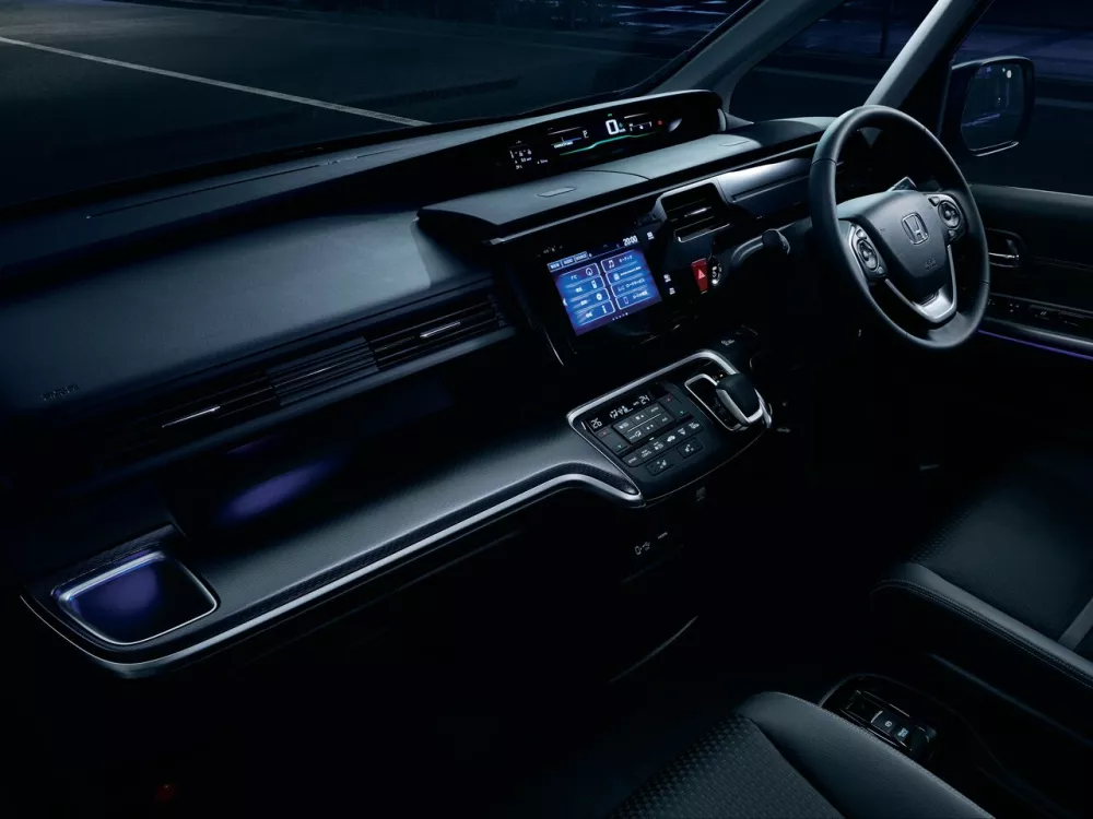 Автомобиль Honda Stepwgn V Рестайлинг Минивэн Spada