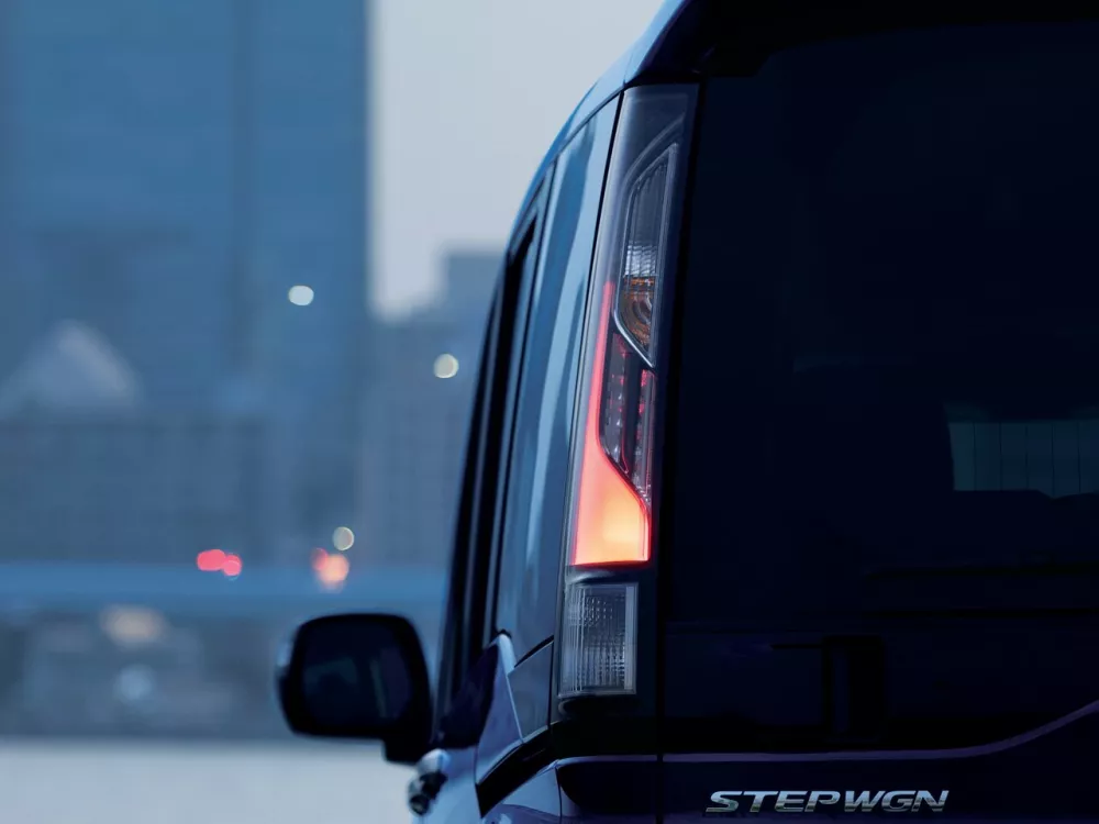 Автомобиль Honda Stepwgn V Рестайлинг Минивэн Spada